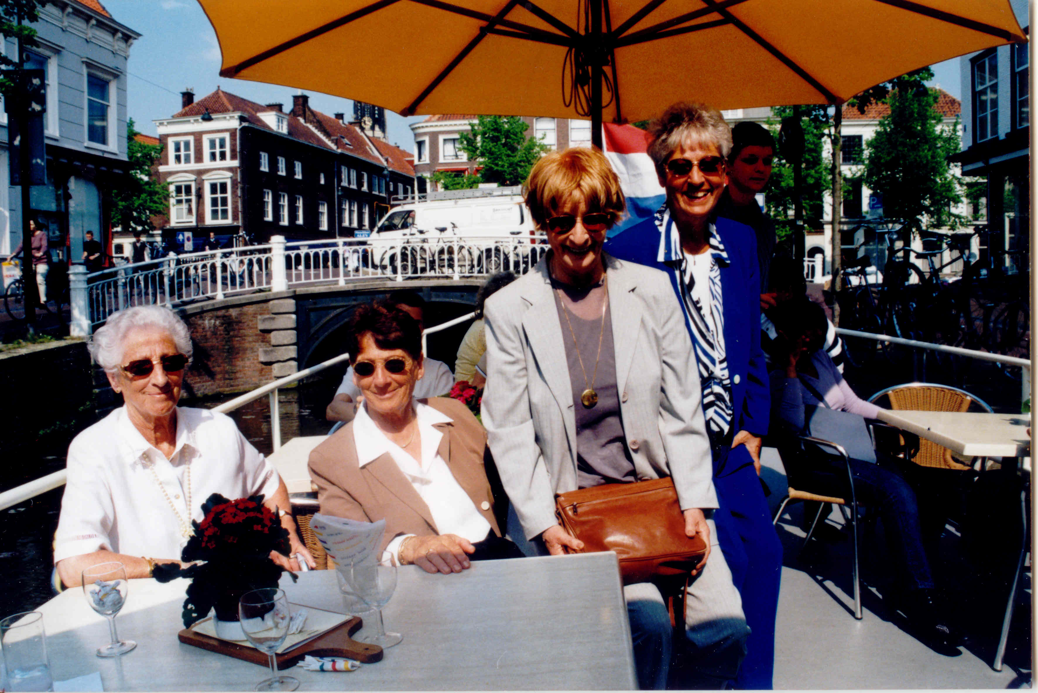 Klik voor foto in apart venster 0600060106020603060401.jpg